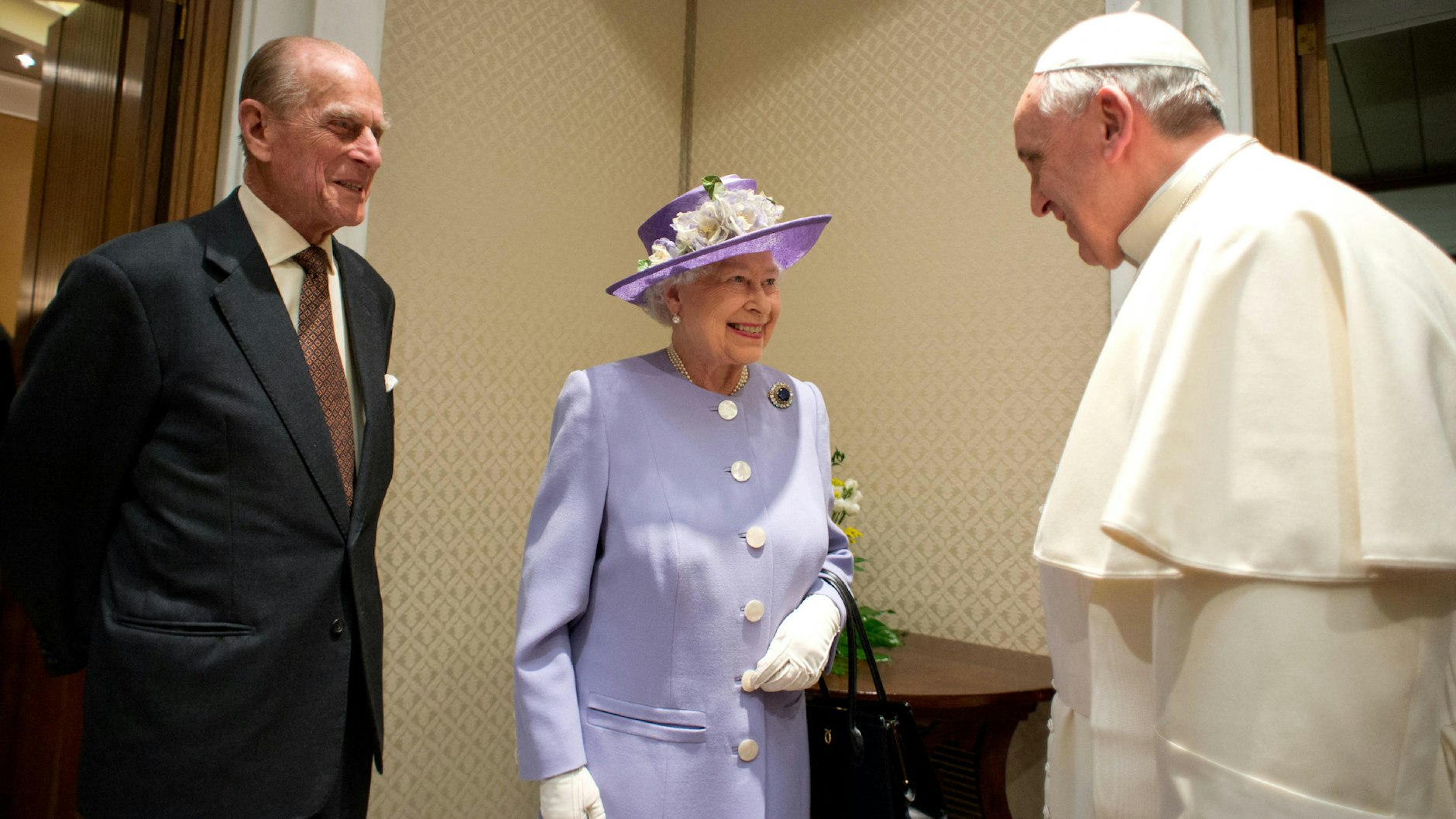Die Queen und der Prinz besuchten 2014 Papst Franziskus im Vatikan.&nbsp; Foto:&nbsp;Handout / VATICAN MEDIA / AFP