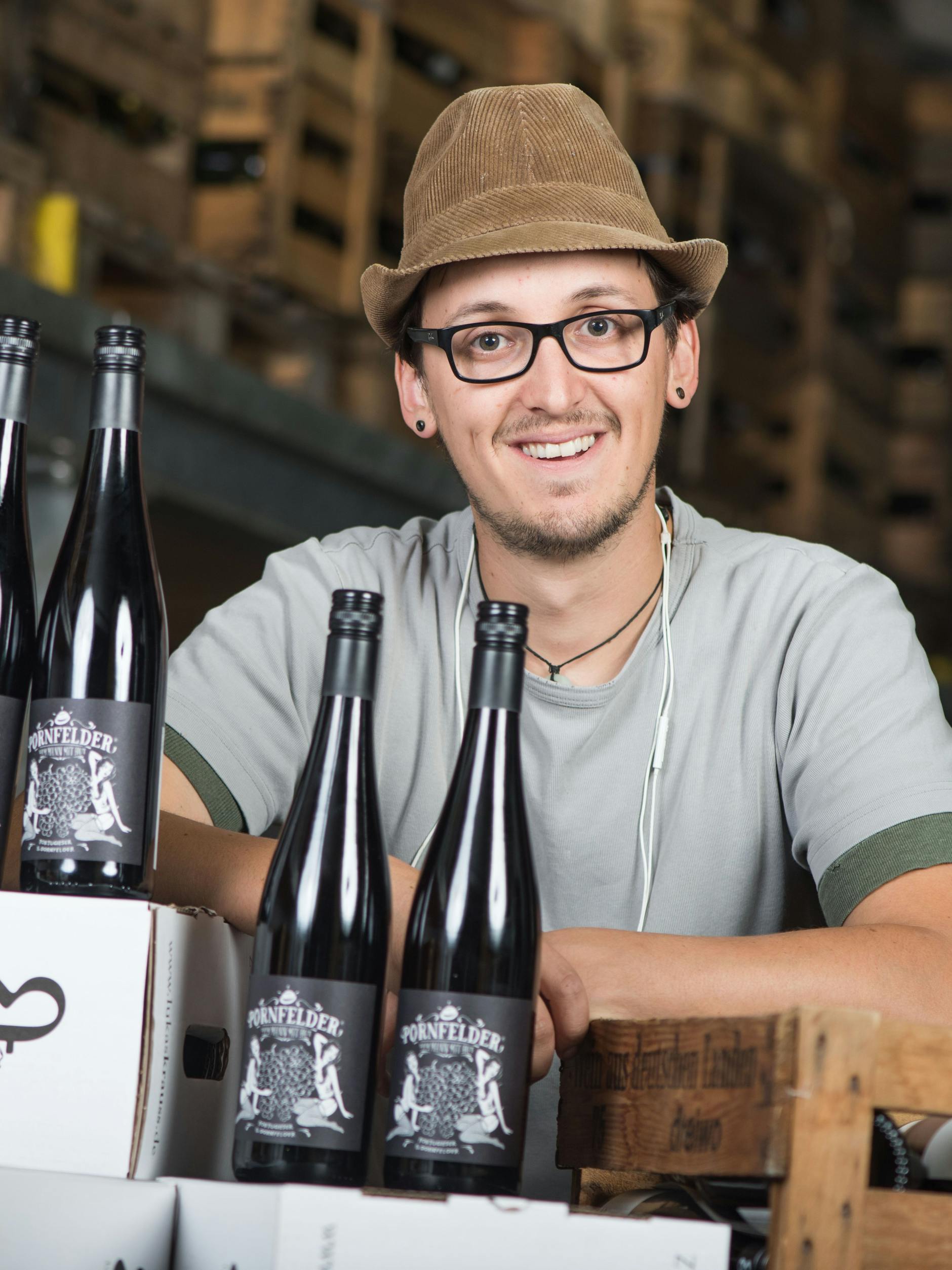 Winzer Lukas Krauß bringt den „Pornfelder“ in die Flasche.