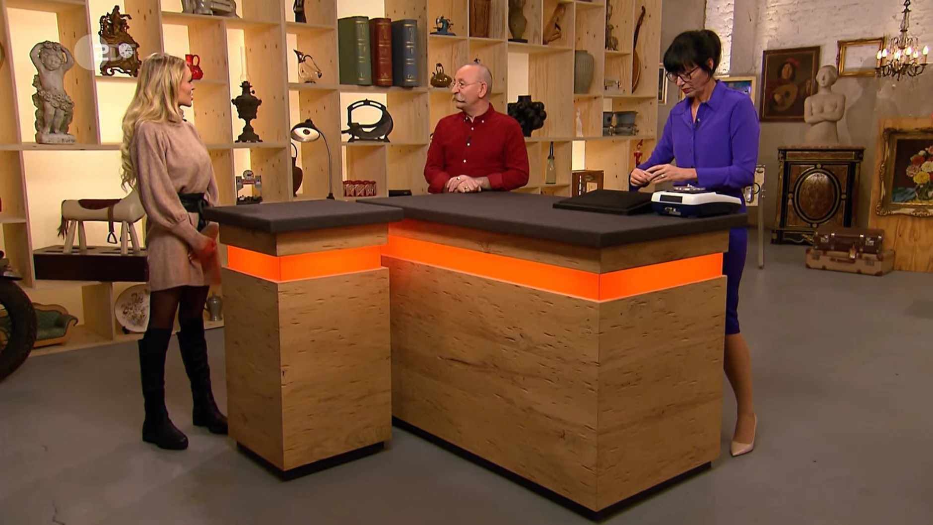 Bei der Expertise: Kandidatin Evelyn, Moderator Horst Lichter und&nbsp;„Bares für Rares“-Expertin Heide Rezepa-Zabel.