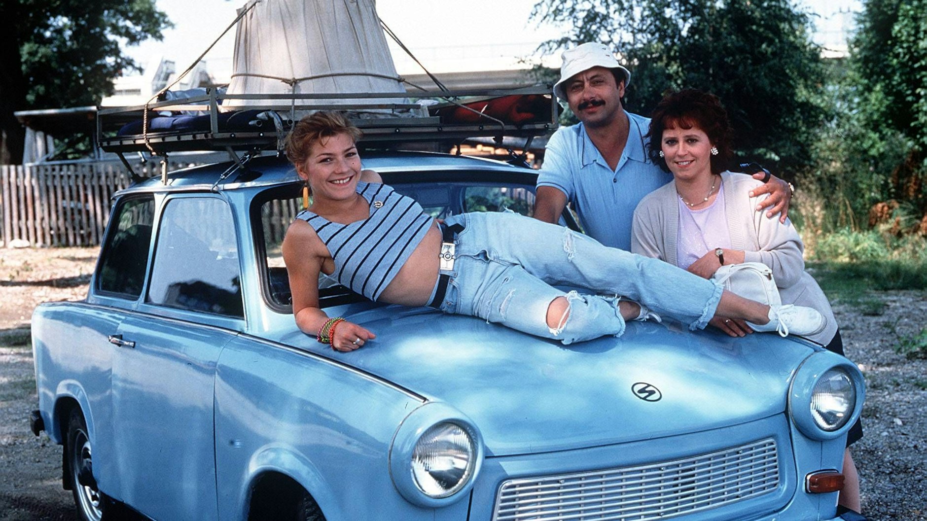 Zweimal Kult auf einem Foto: Der Streifen „Go Trabi Go“ drehte sich nicht nur um Familie Struutz, sondern auch um den himmelblauen Trabant.
