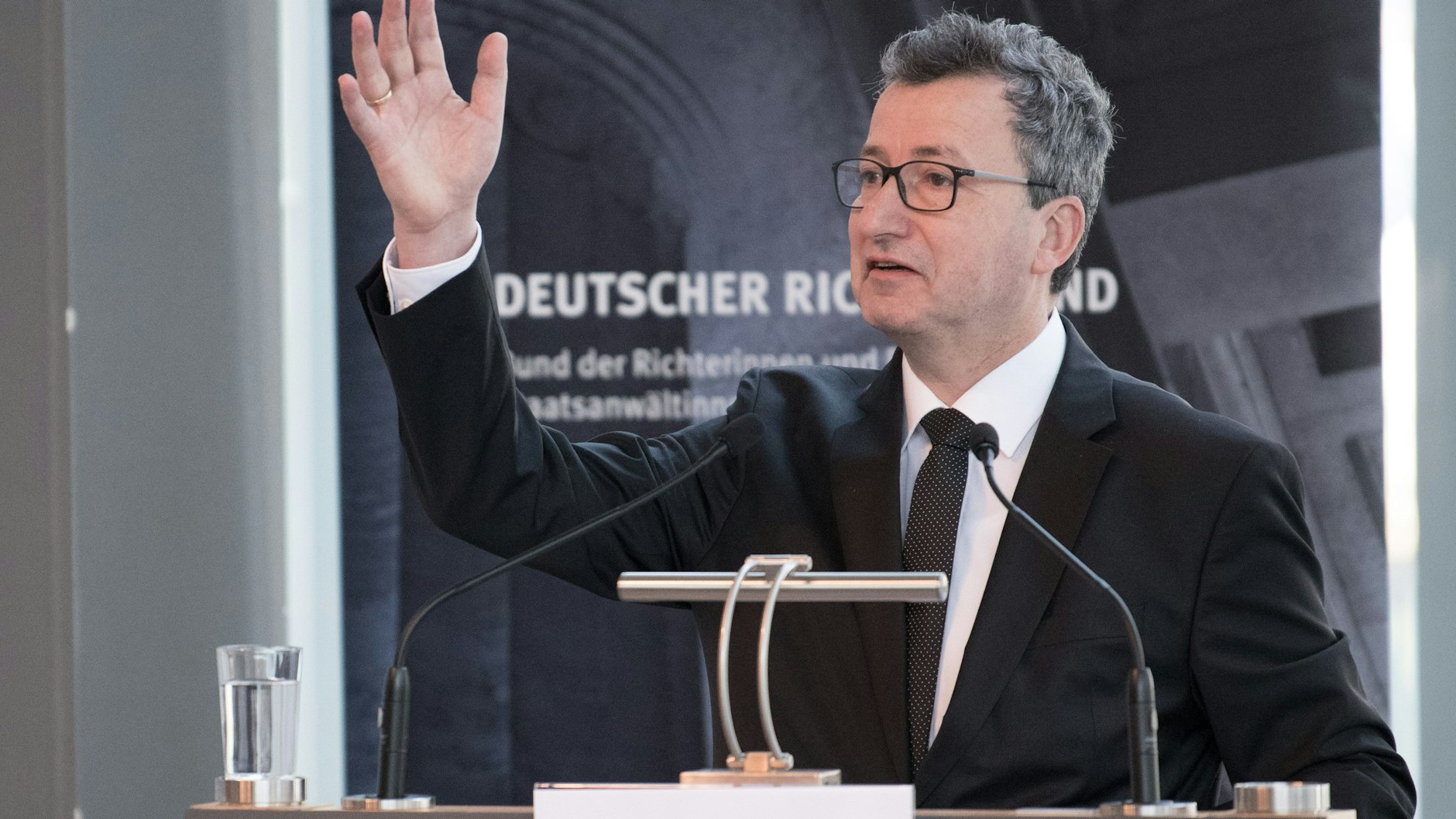 Jens Gnisa, Ex-Vorsitzender des Deutschen Richterbunds, findet, der Bund schießt mit dem Gesetzentwurf weit über das Ziel hinaus.