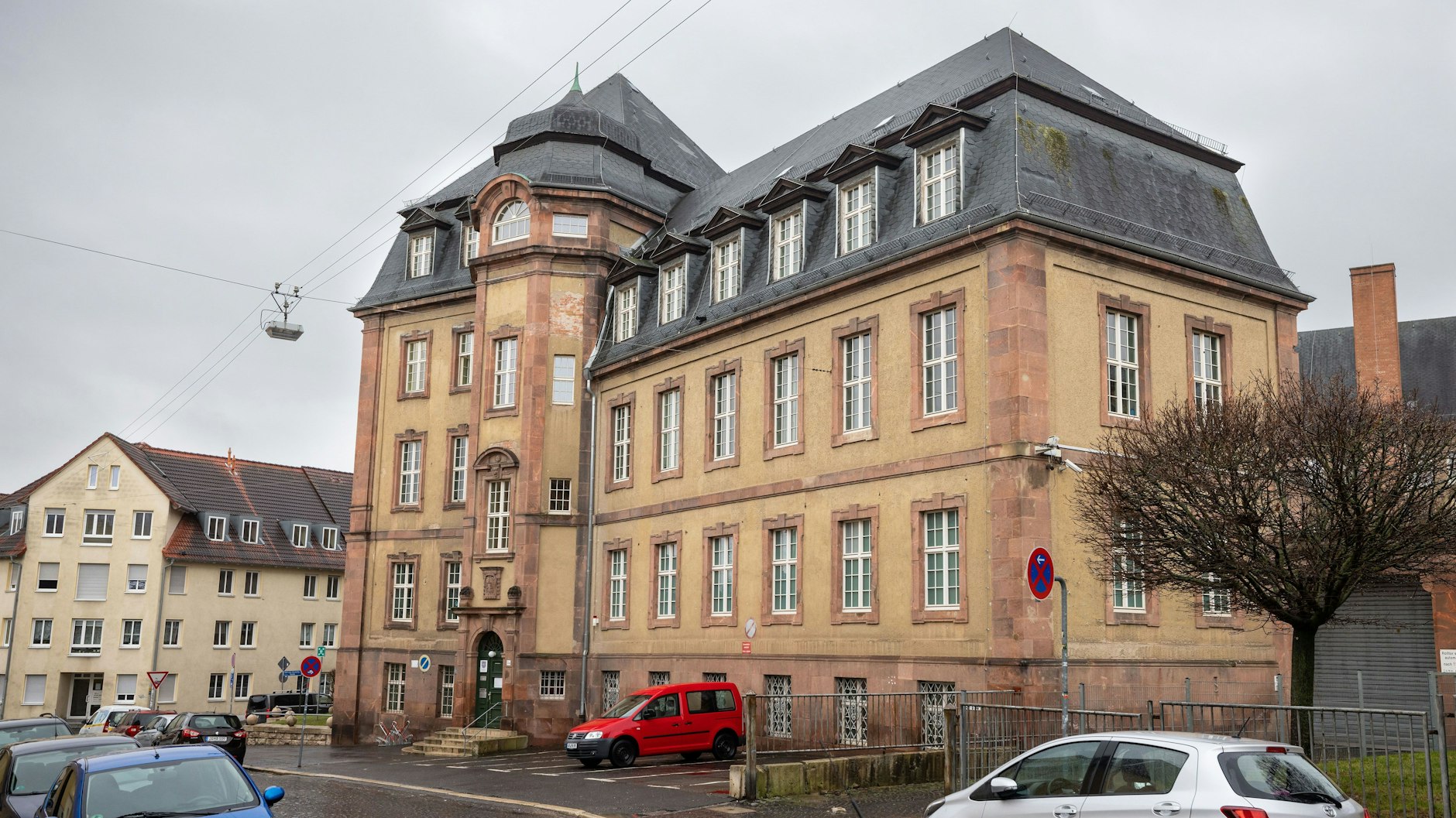 Das Amtsgericht in Weimar hat die Maskenpflicht und weitere Corona-Maßnahmen an zwei Schulen per Beschluss gekippt. Das Bildungsministerium spricht von verfahrensrechtlichen Zweifeln und teilt mit, dass die Maskenflicht weiter gelte.