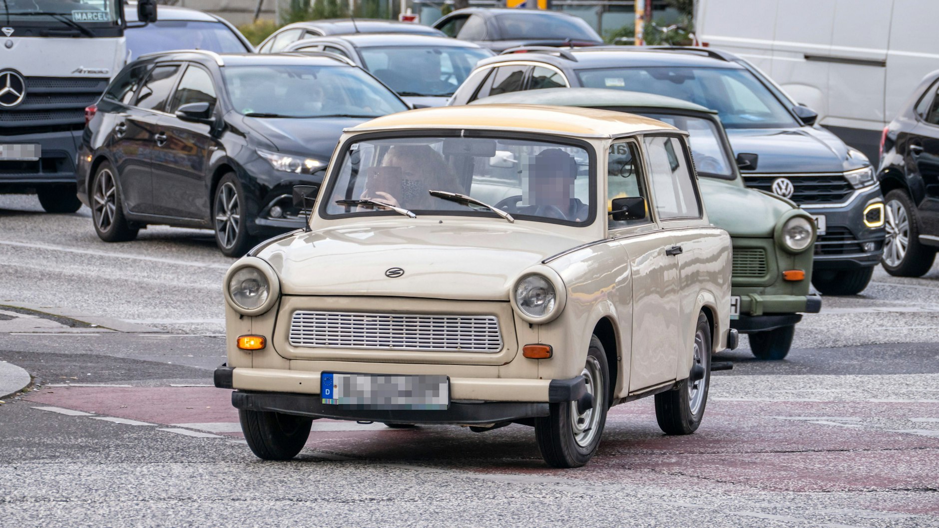 Immer wieder ist der Trabi heute auch auf den Straßen Berlins zu sehen.