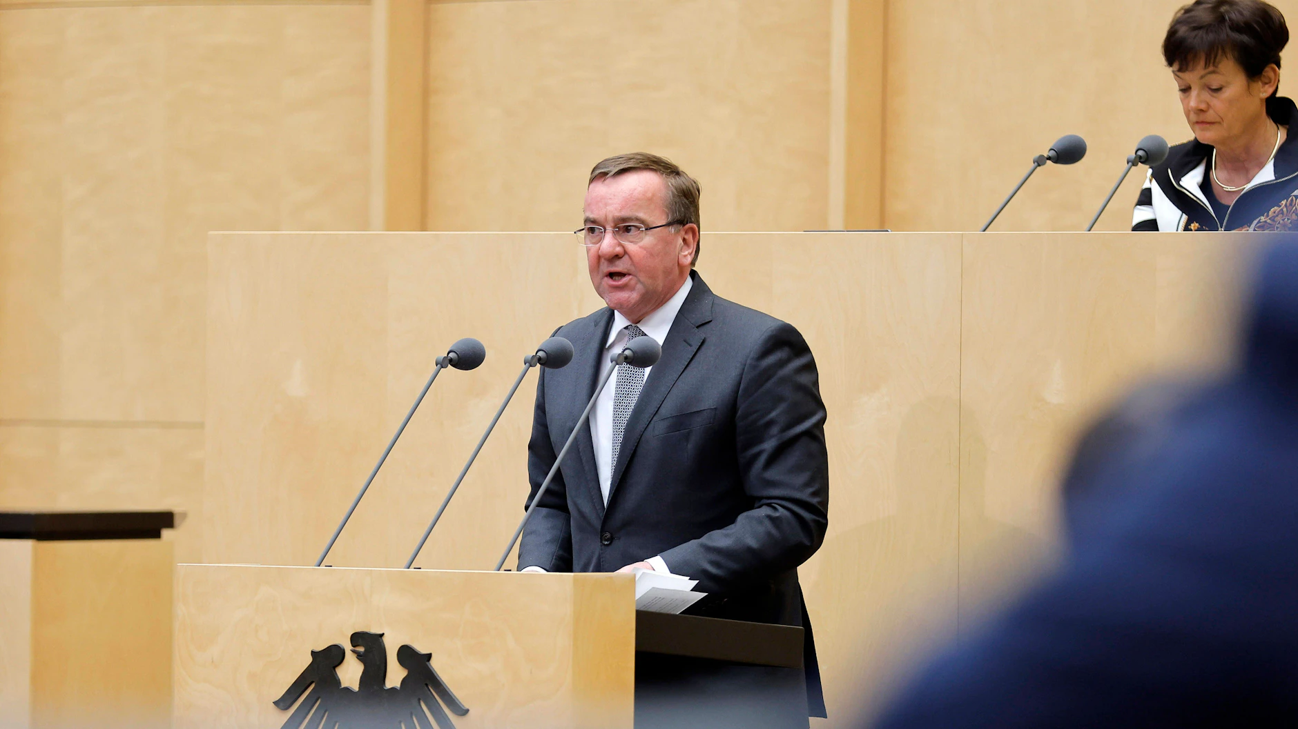Niedersachsens Innenminister Boris Pistorius im Bundesrat. Bei einer der nächsten Sitzungen der Länderkammer hat der SPD-Politiker Gelegenheit, eine bundeseinheitliche Notbremse zu stoppen.