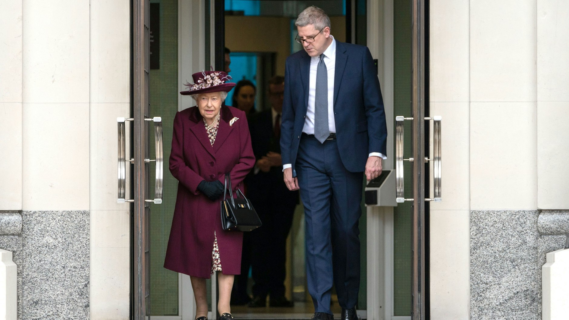 Andrew Parker mit Queen Elizabeth II. Nun muss er die Beerdigung für ihren verstorbenen Ehemann Prinz Philip arrangieren.