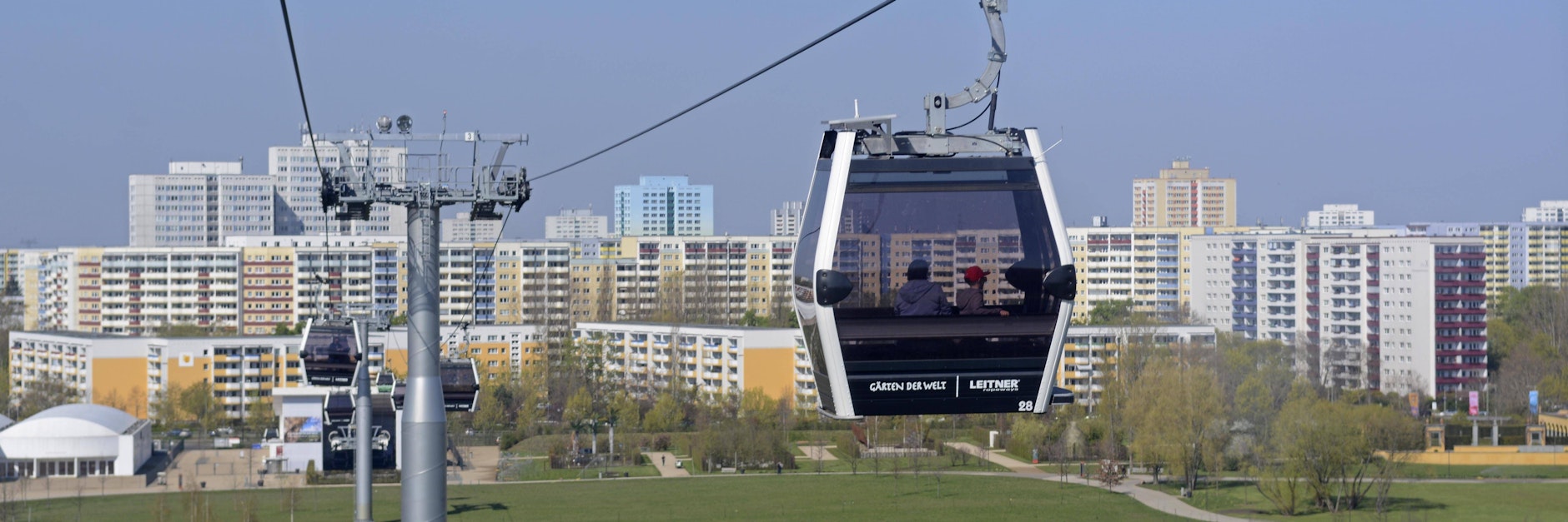 Die einzige Seilbahn der Stadt gondelt die Besucher über das IGA-Gelände.