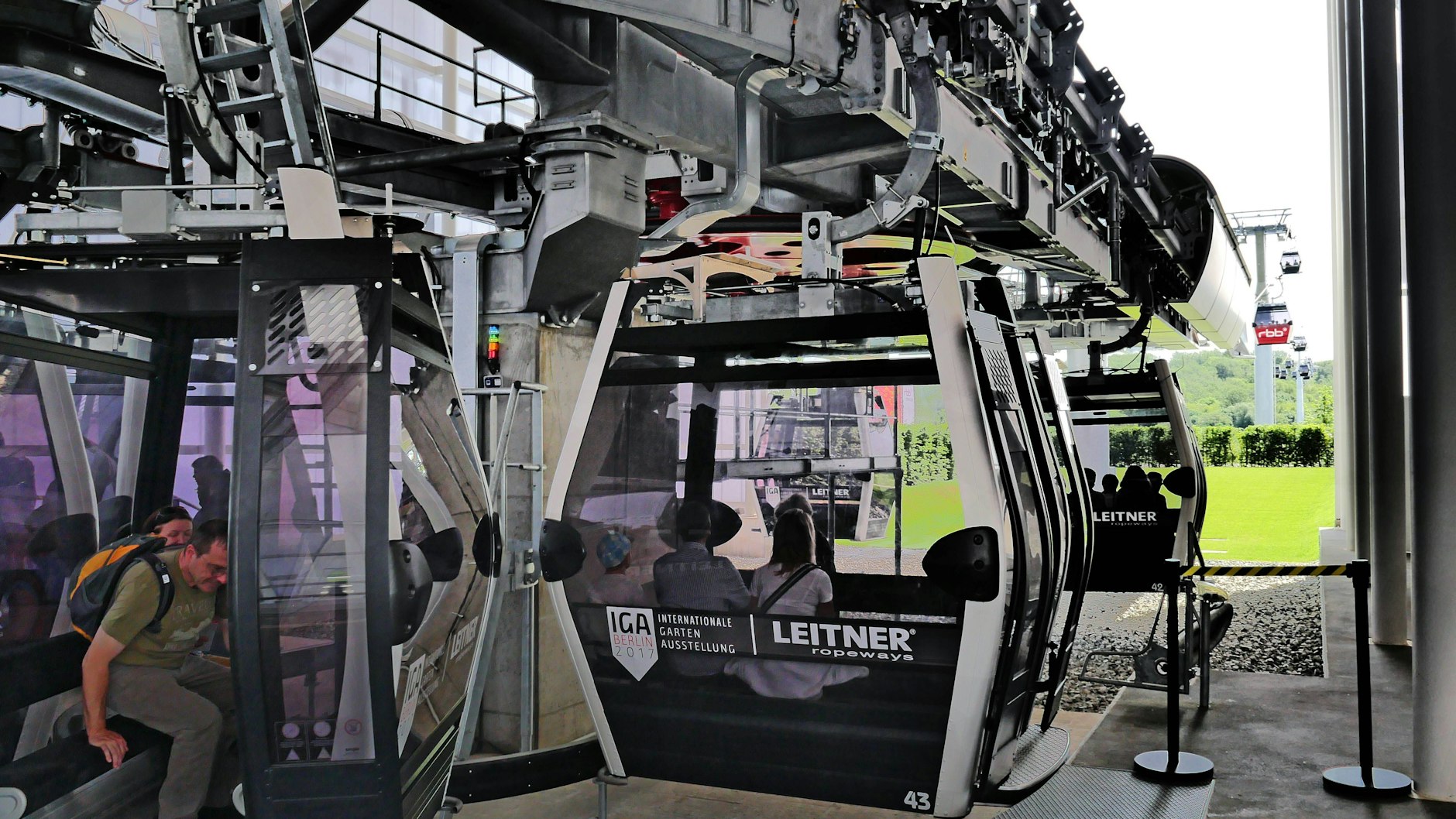 Das Ein- und Aussteigen ist bei Seilbahnen etwas aufwendiger.