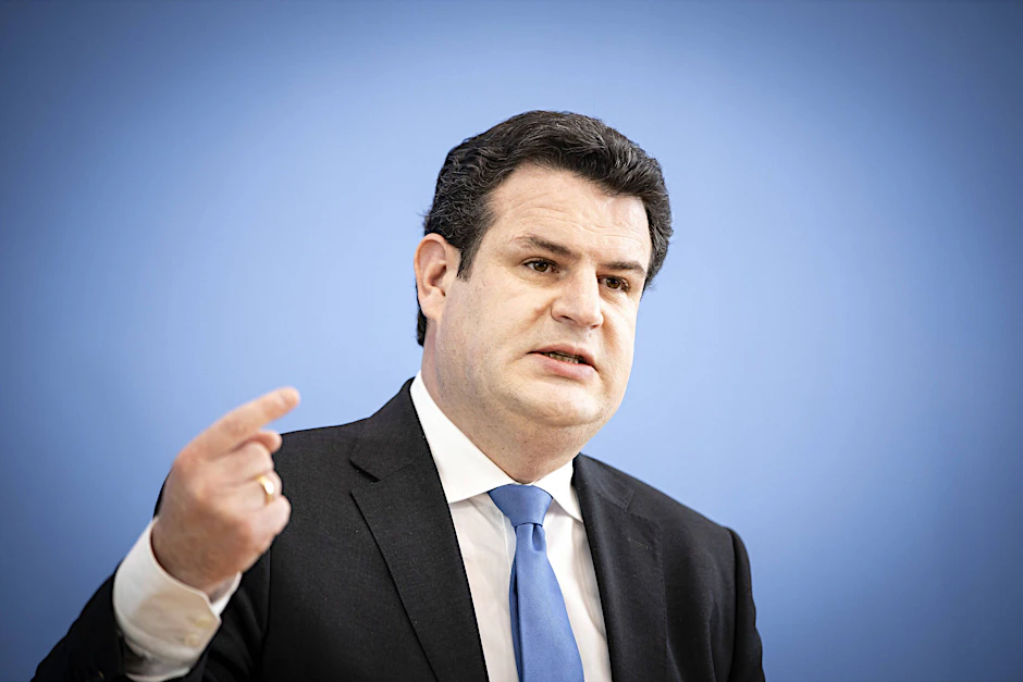 Arbeitsminister Hubertus Heil (SPD) setzt sich für eine Corona-Testpflicht in Unternehmen in ganz Deutschland ein. Mindestens einmal soll jeder, der nicht im Homeoffice ist, getestet werden.