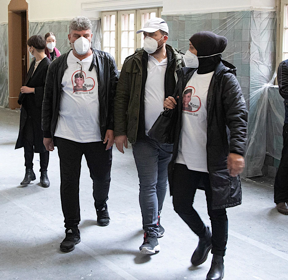 Mit den bedruckten T-Shirts gedenken die&nbsp; Eltern ihres&nbsp;Sohnes, der mit 13 Jahren Opfer eines Messerangriffs wurde. Am Montag hat der Prozess gegen den mutmaßlichen Täter begonnen.&nbsp;<br><br>