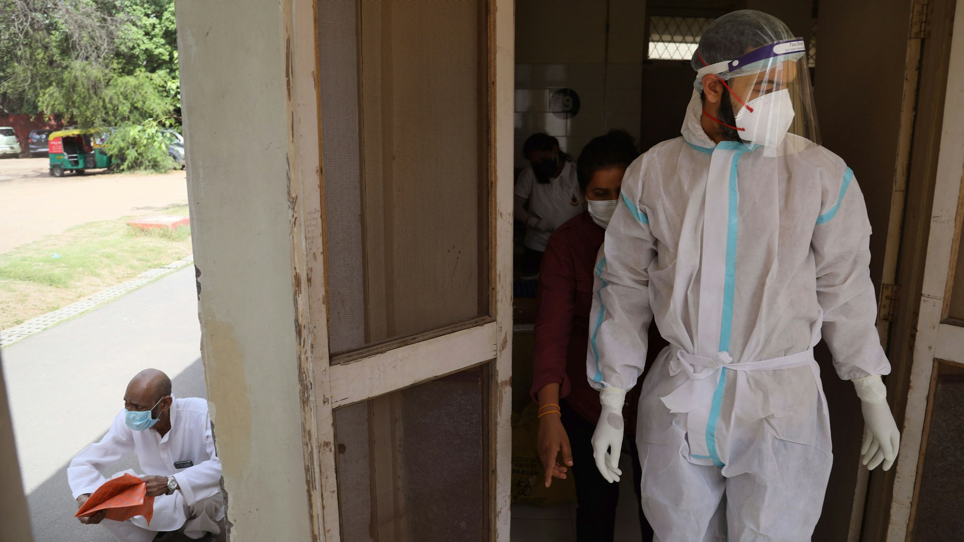 Neu Delhi: Ein Gesundheitsarbeiter bereitet sich darauf vor, wartende Menschen auf das Coronavirus zu testen.