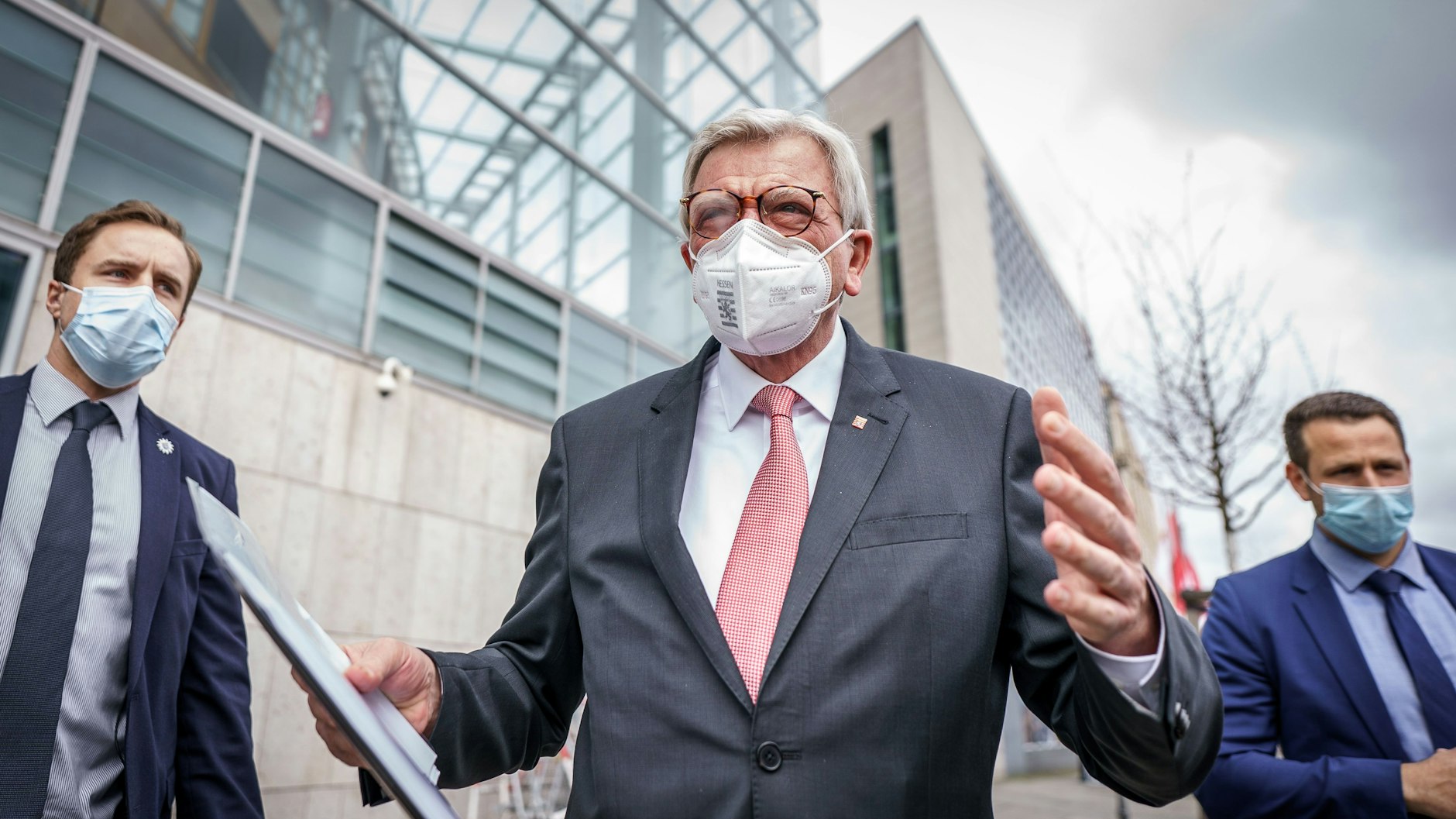 Der hessische Ministerpräsident Volker Bouffier gab am Konrad-Adenauer-Haus in Tiergarten als erster das Ergebnis der CDU-Präsidiumssitzung bekannt.&nbsp;&nbsp;