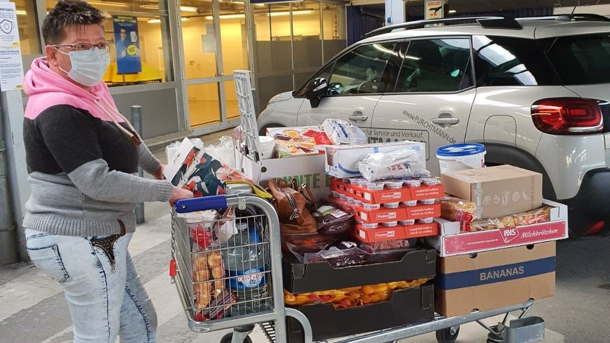 Großeinkauf für 80 Portionen: Michaela Trottner mit den Waren für die kommenden Tage.
