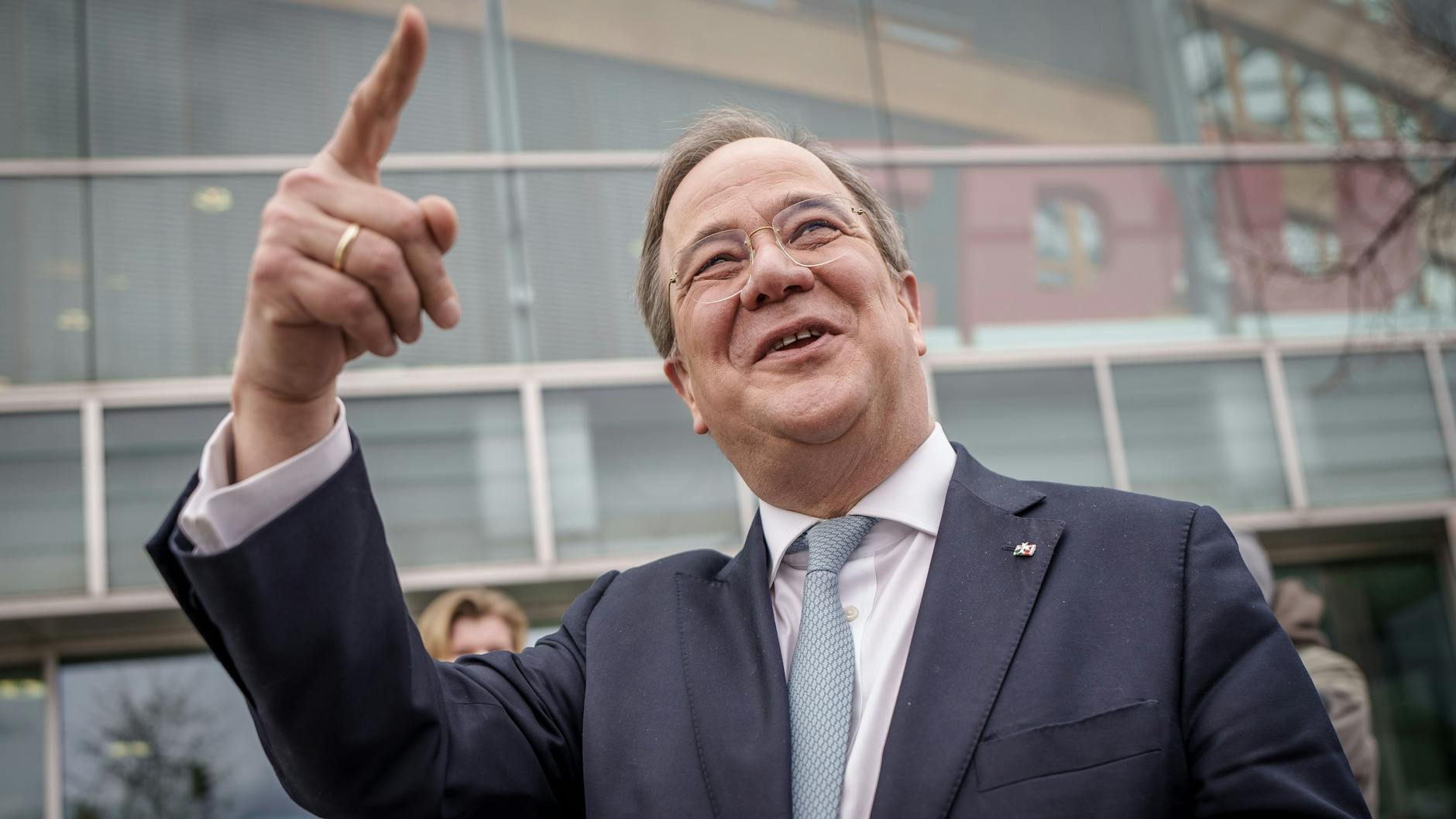 Der CDU-Bundesvorsitzende Armin Laschet kommt am Montag bester Laune aus der Gremiensitzung in der Parteizentrale. 