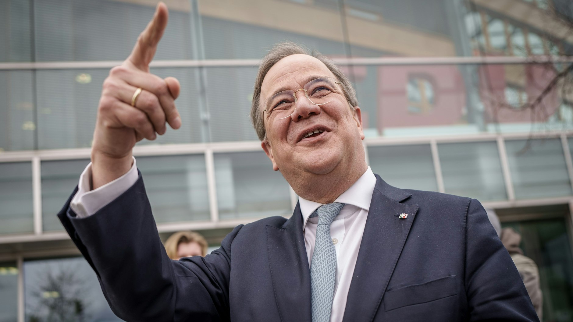 Der CDU-Bundesvorsitzende Armin Laschet kommt am Montag bester Laune aus der Gremiensitzung in der Parteizentrale.&nbsp;