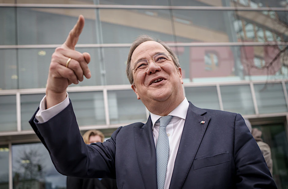Der CDU-Bundesvorsitzende Armin Laschet kommt am Montag bester Laune aus der Gremiensitzung in der Parteizentrale.&nbsp;
