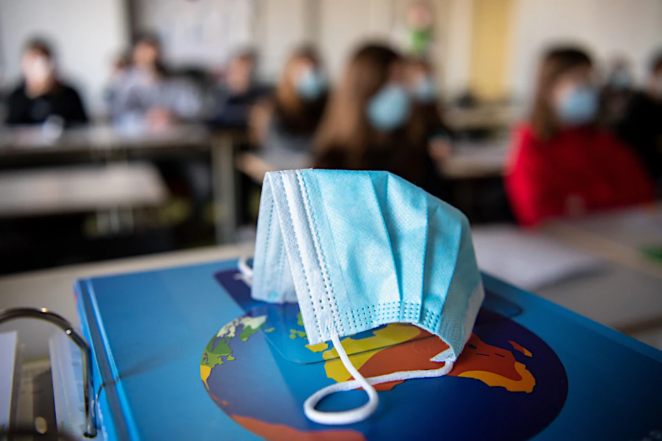 Das Amtsgericht Weimar rechnet mit weiteren Entscheidungen in Verfahren gegen die Maskenpflicht an Schulen (Symbolbild).
