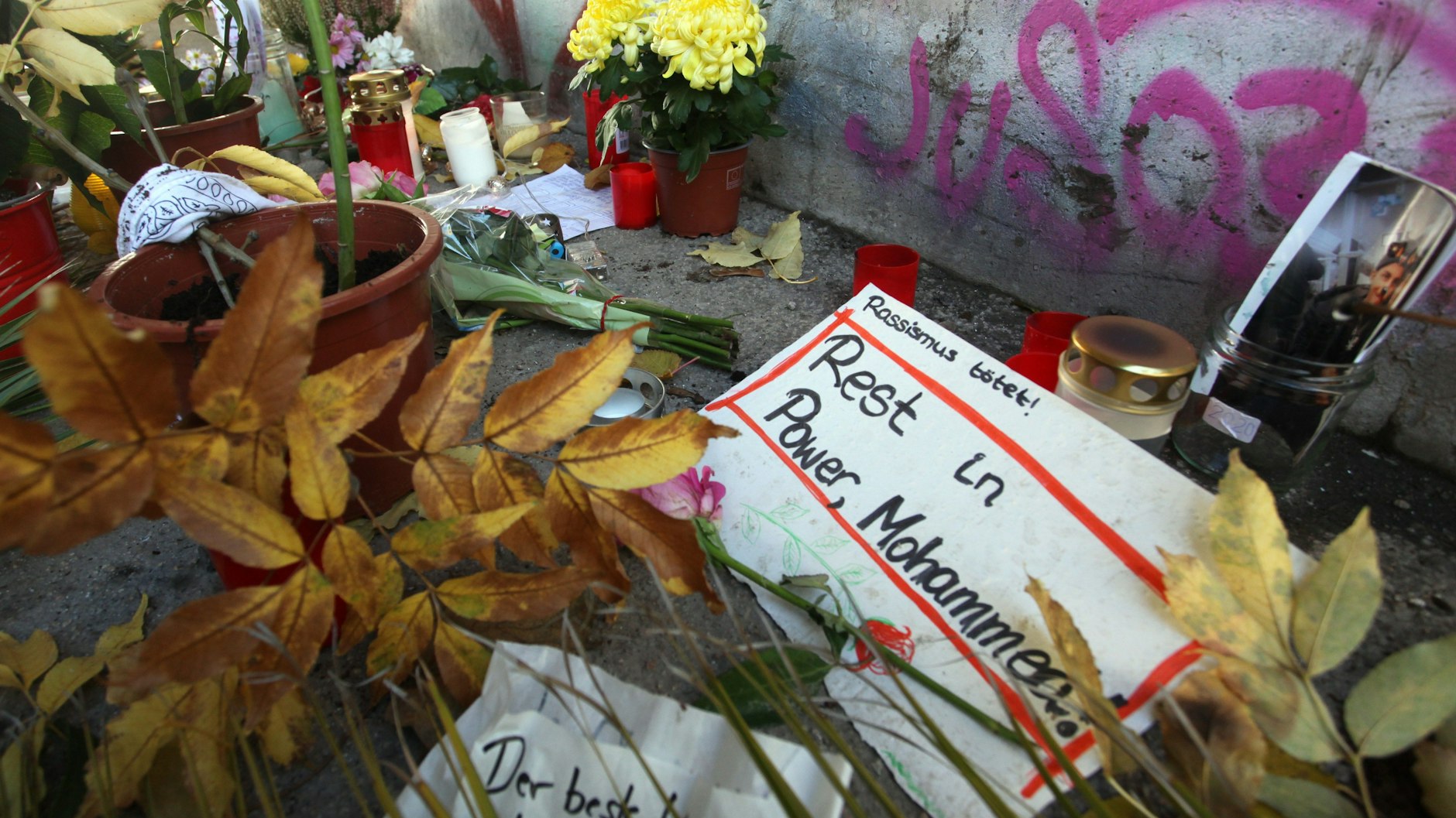 Blumen und Briefe der Anteilnahme am Tatort.