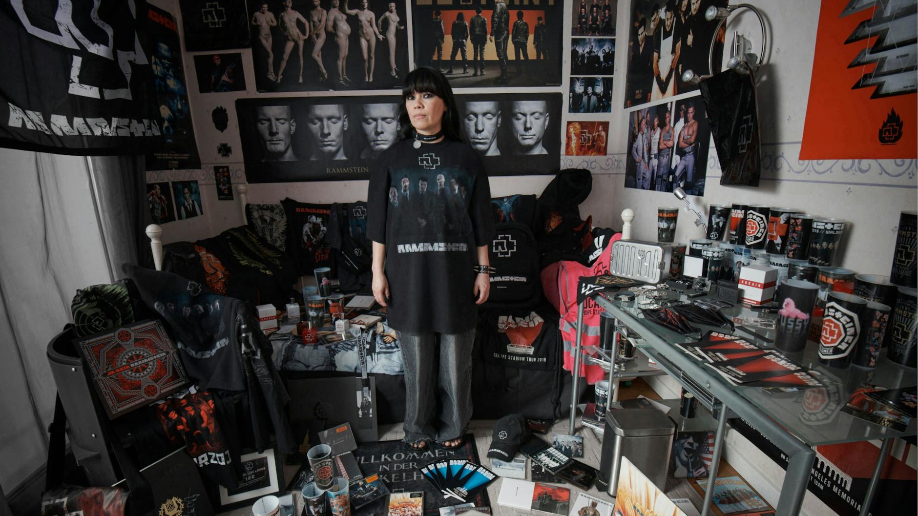 Für Balenciagas neue Capsule Collection modeln Rammstein-Ultrafans inmitten ihrer Schätze: Helena Jurisch aus München im Männer-T-Shirt mit Bandporträt von Gottfried Helnwein, 495 Euro.