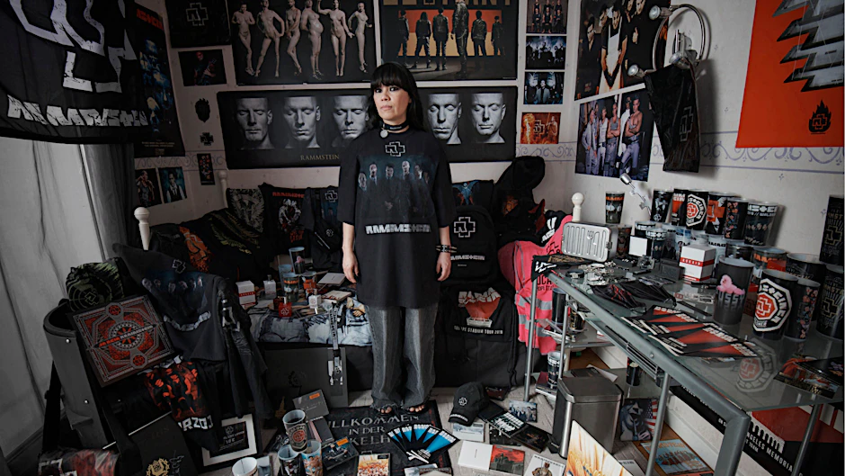 Für Balenciagas neue Capsule Collection modeln Rammstein-Ultrafans inmitten ihrer Schätze: Helena Jurisch aus München im Männer-T-Shirt mit Bandporträt von Gottfried Helnwein, 495 Euro.