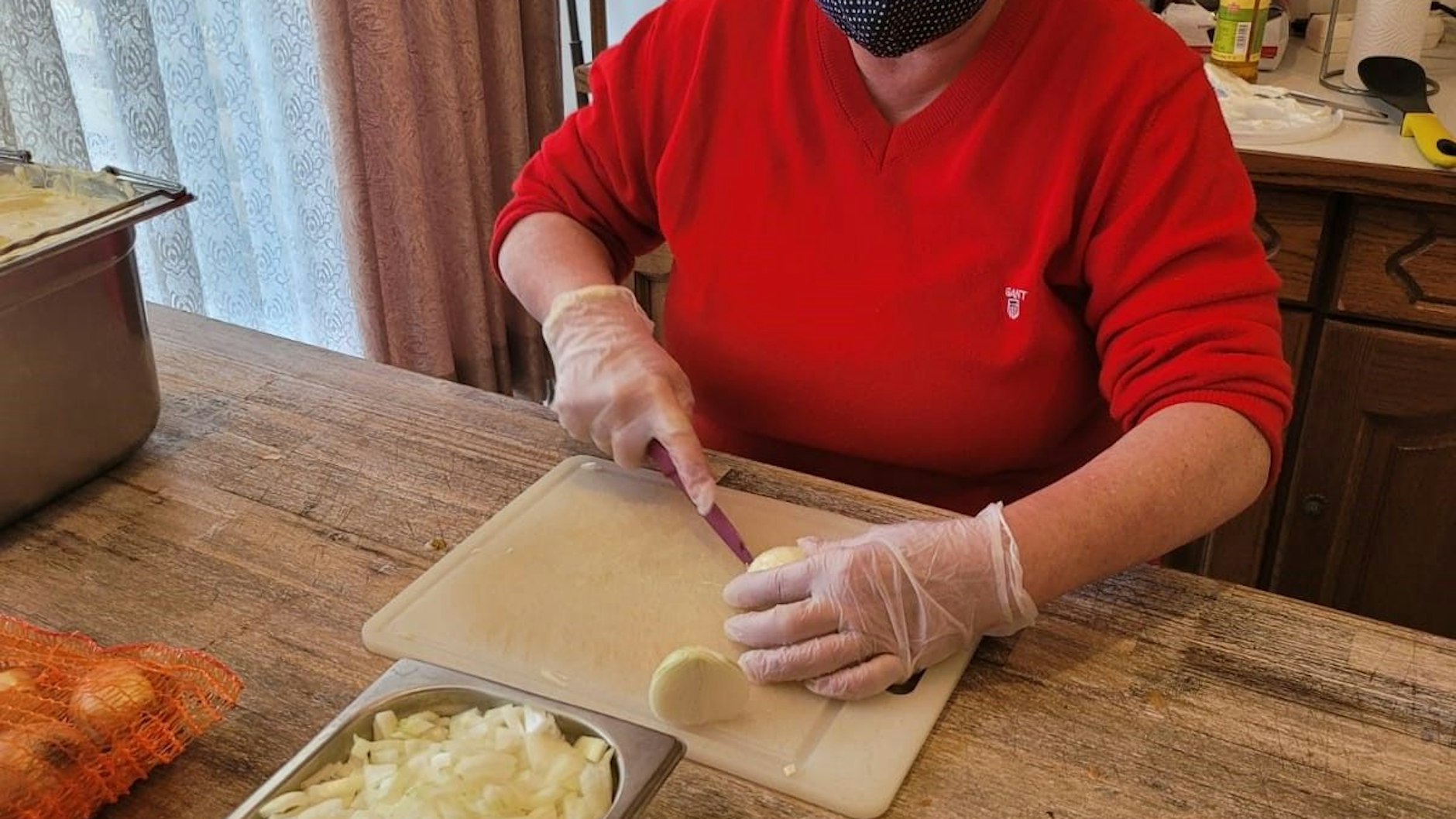 April 2021: Michaela Trottner schneidet die Zwiebeln für das Menü.
