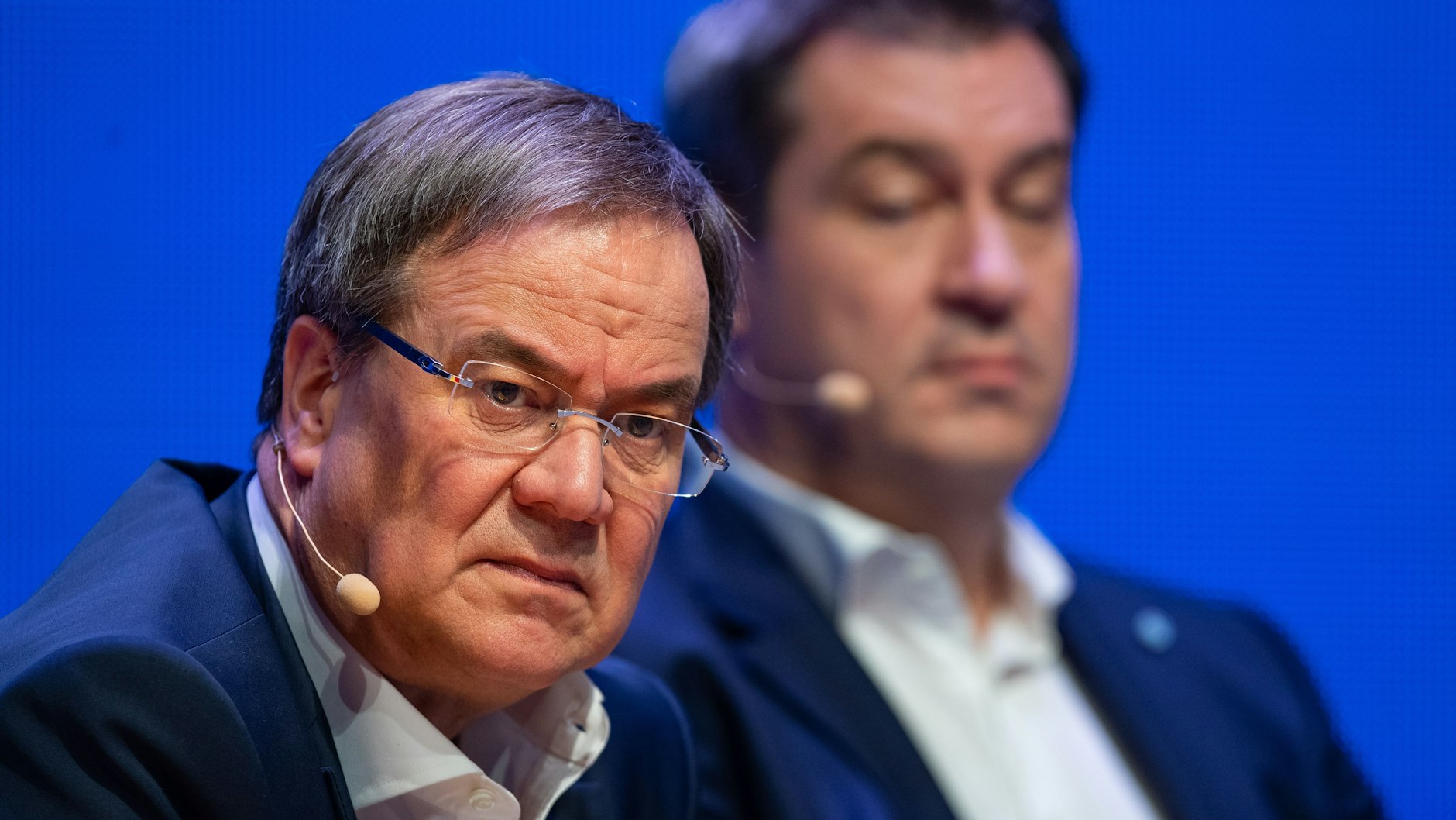 Armin Laschet (CDU, l), Ministerpräsident von Nordrhein-Westfalen, und Markus Söder (CSU), Ministerpräsident des Landes Bayern, vor zwei Jahren beim Auftakt zum Europawahlkampf. Ihre Konkurrenz hat sich gefährlich zugespitzt.&nbsp;