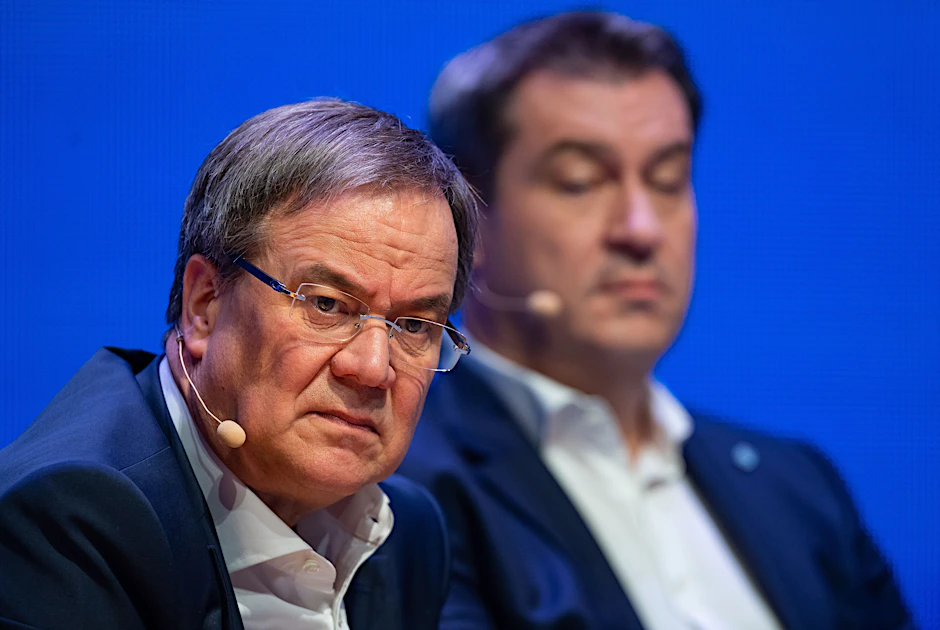 Armin Laschet (CDU, l), Ministerpräsident von Nordrhein-Westfalen, und Markus Söder (CSU), Ministerpräsident des Landes Bayern, vor zwei Jahren beim Auftakt zum Europawahlkampf. Ihre Konkurrenz hat sich gefährlich zugespitzt.&nbsp;