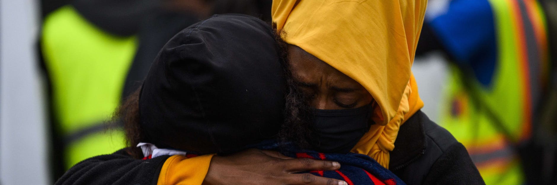 Zwei Demonstranten halten sich auf der Demo nach der Erschießung von Daunte Wright im Arm.