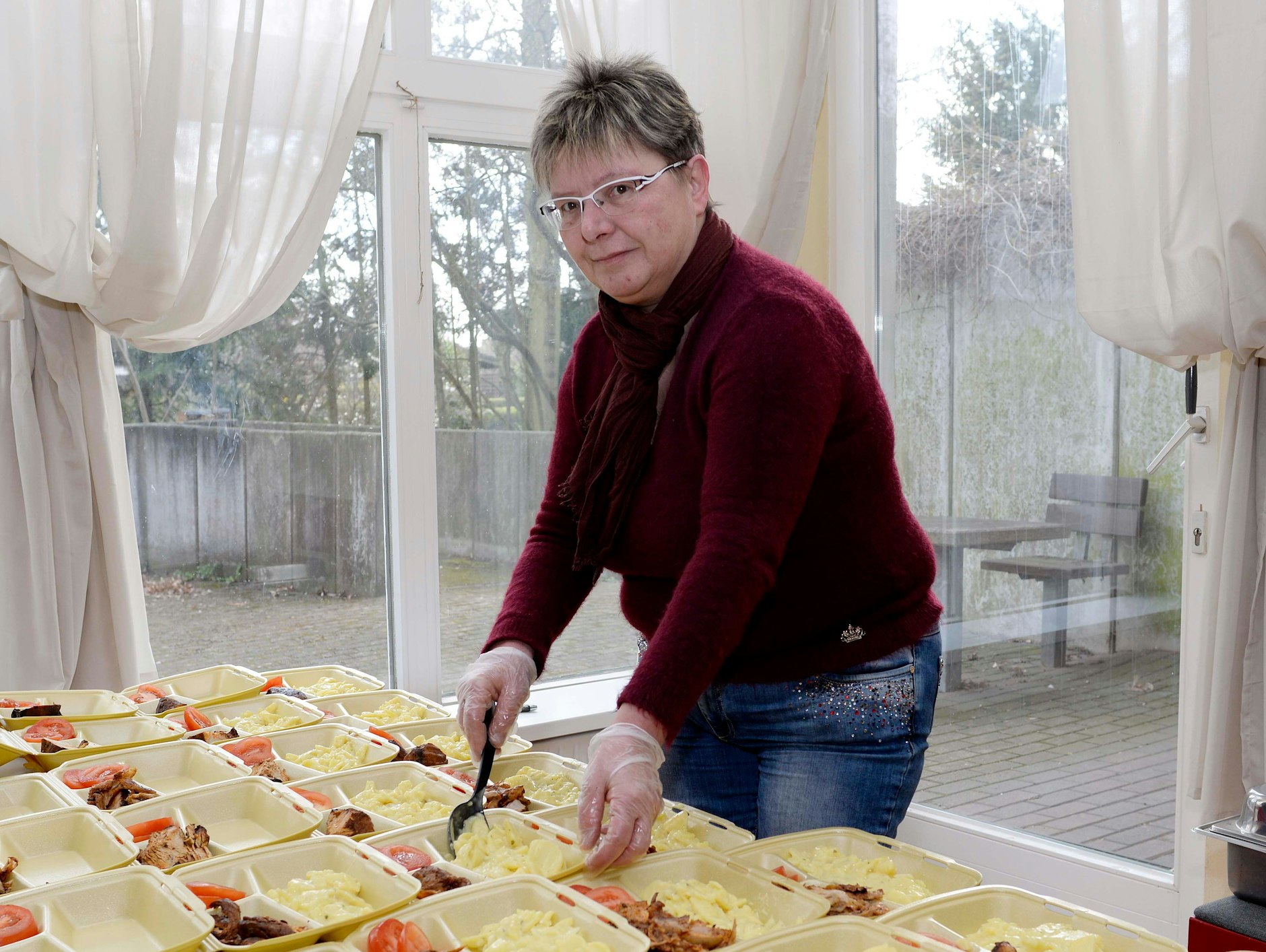 März 2020: Michaela Trottner hat Hähnchenschenkel mit Kartoffelsalat für die Obdachlosen vorbereitet. Damals bestand noch keine Maskenpflicht.