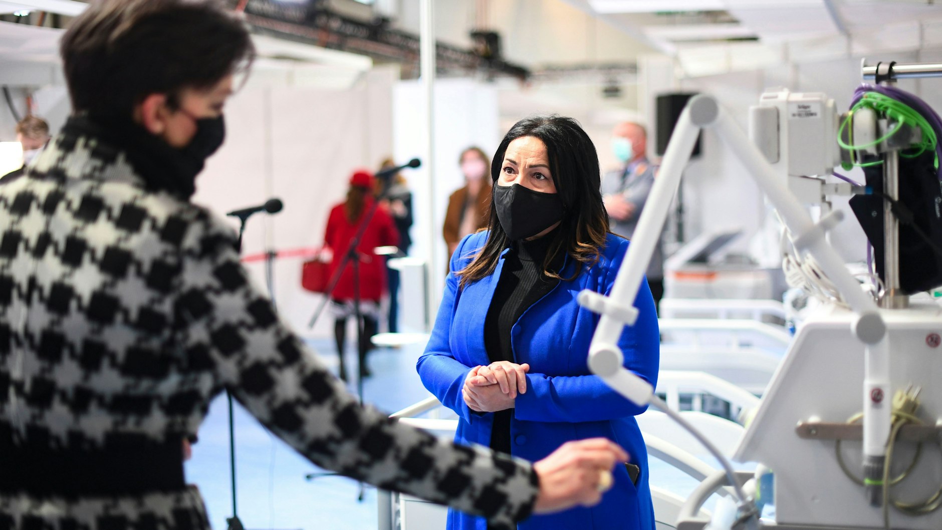 Gesundheitssenatorin Dilek Kalayci bei der Übergabe des Corona-Krankenhauses vor einem Jahr.