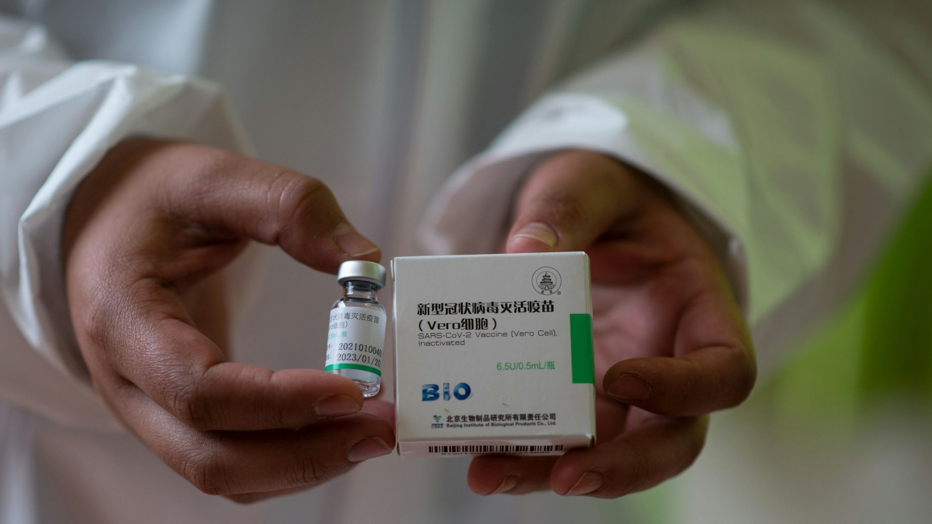 In Bolivien im Einsatz: Ein Mitarbeiter des Gesundheitswesens zeigt eine Ampulle des Corona-Impfstoffes des chinesischen Unternehmens Sinopharm während der Impfkampagne für Menschen über 80 Jahren.