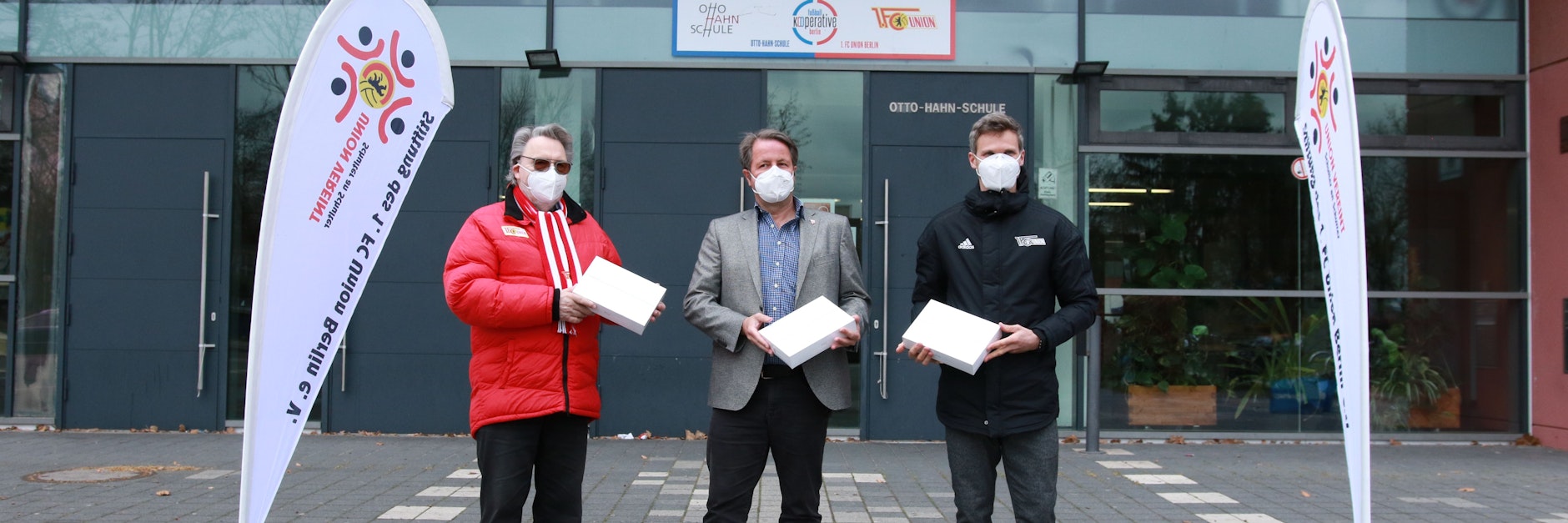 Jochen Lesching (l.) und Michael Parensen (r.) überreichen André Koglin von der Otto-Hahn-Schule die neuen iPads für das Zukunftszimmer.&nbsp;