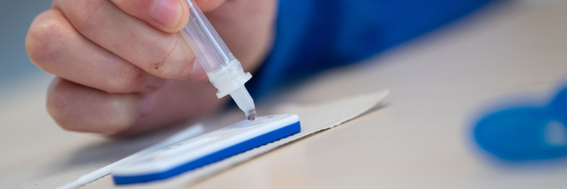 Eine Person führt einen Corona-Schnelltest durch
