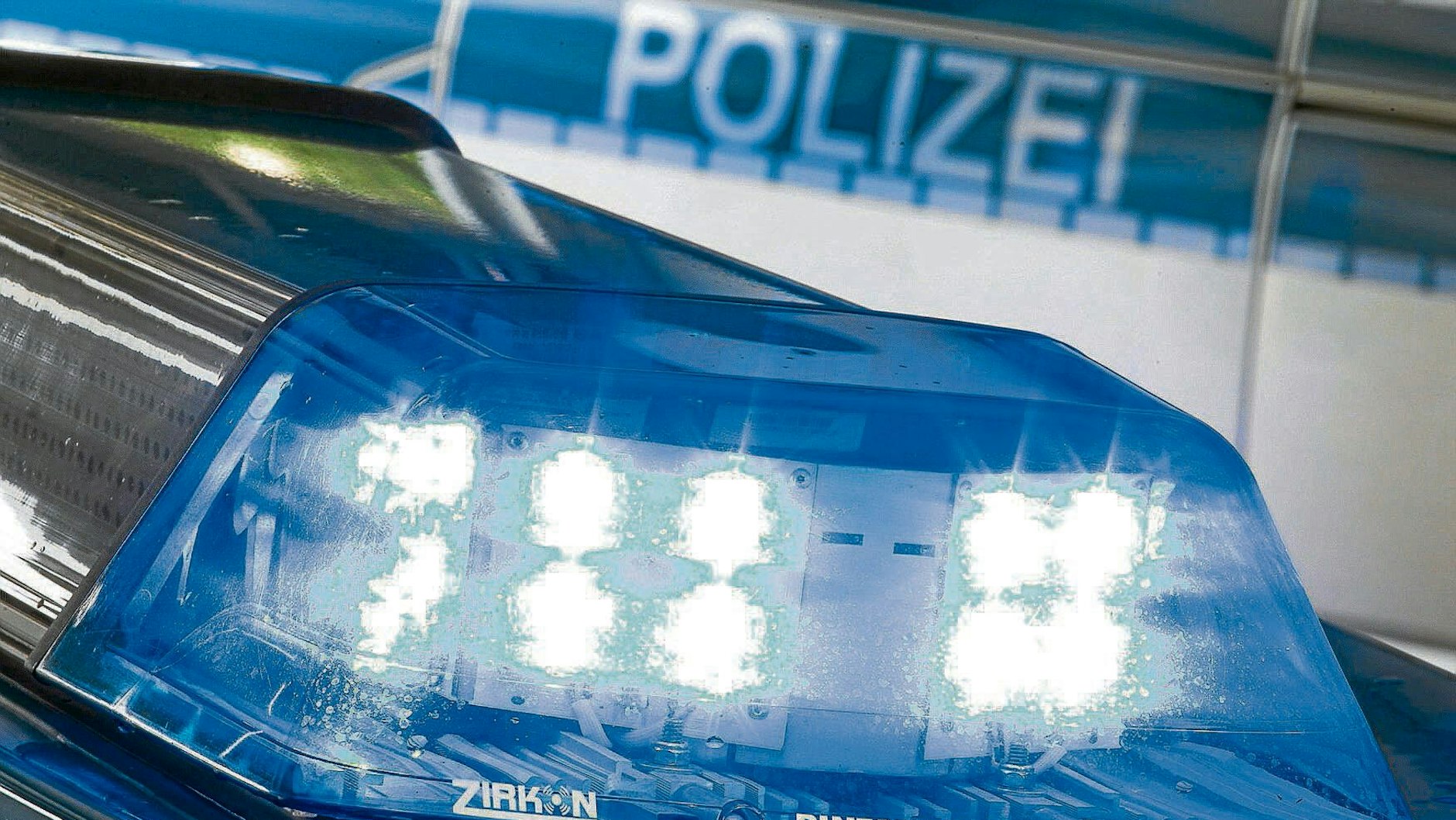 Einsatzwagen der Polizei stehen mit Blaulicht an einem Unfallort in Berlin (Symbolbild). 