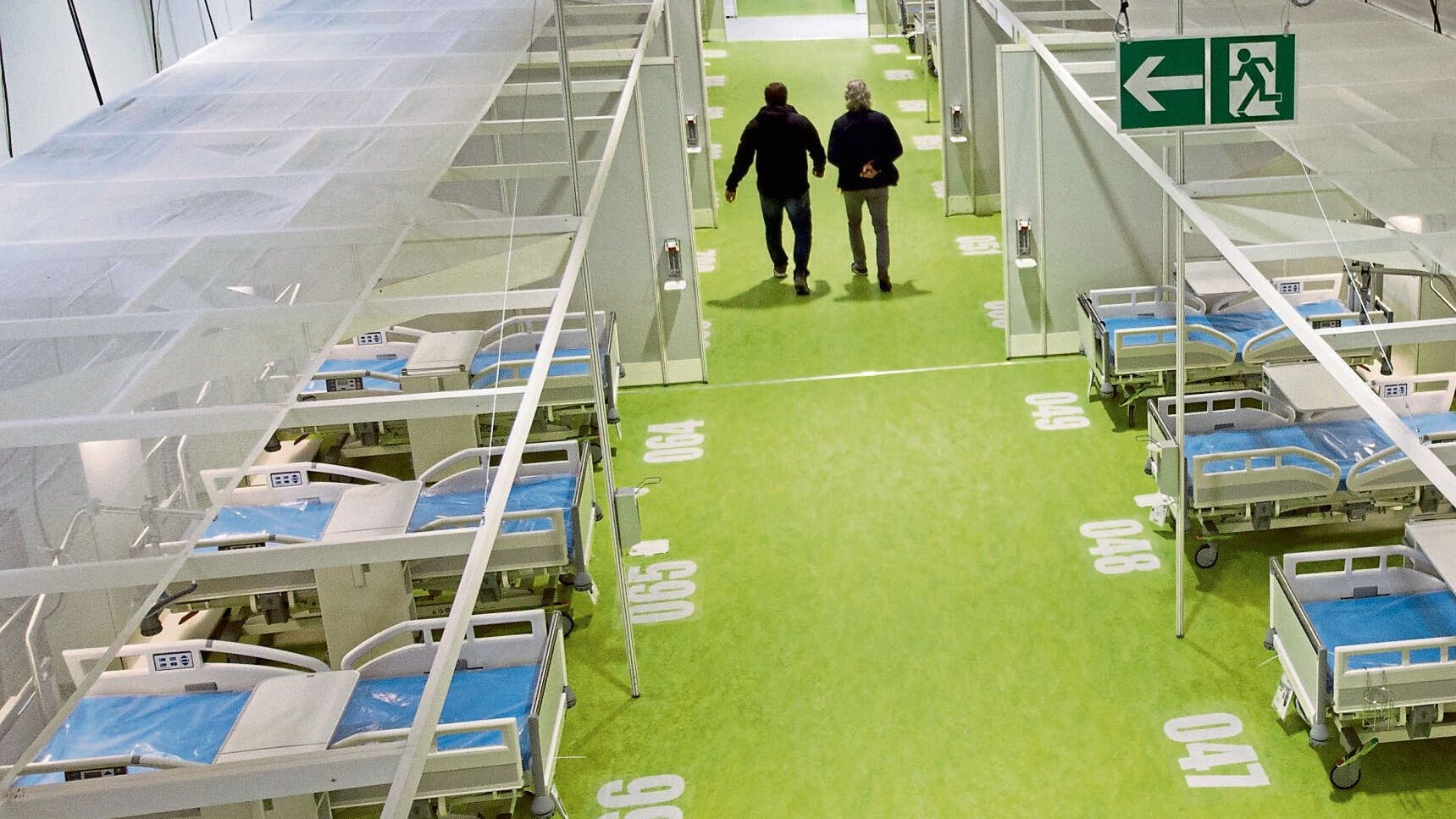 Etwa 500 Betten stehen in der Messehalle 26, die zum Corona-Behandlungszentrum umgebaut wurde.