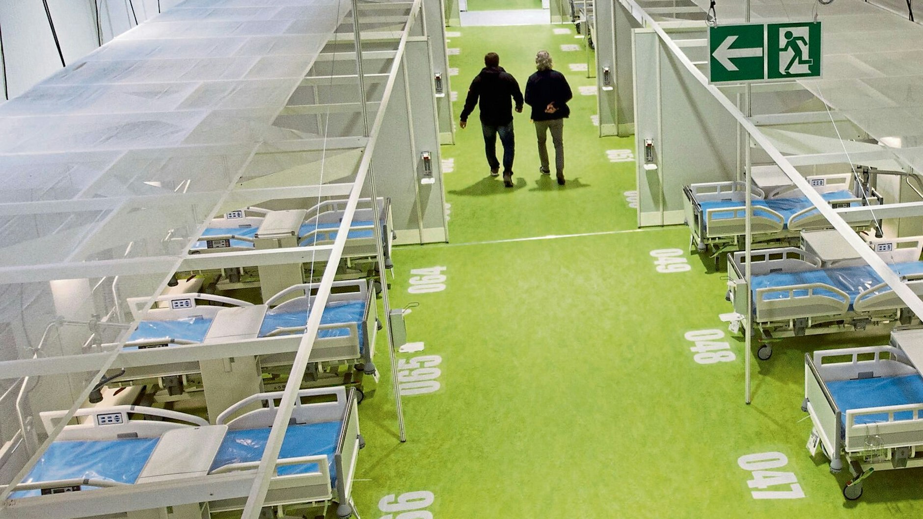 Etwa 500 Betten stehen in der Messehalle 26, die zum Corona-Behandlungszentrum umgebaut wurde.