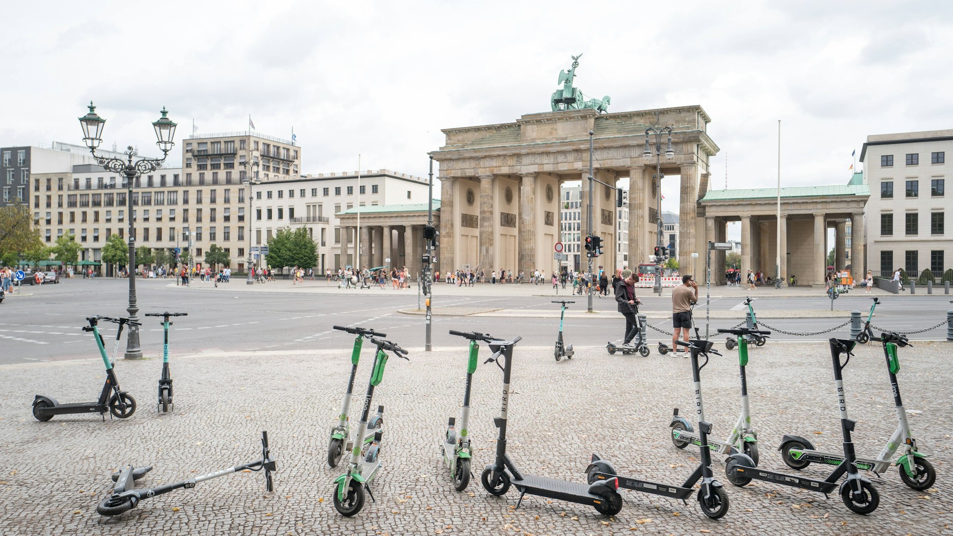 Da wird der Gehweg zum Hindernis-Parcours: abgestellte E-Scooter auf dem Pariser Platz in Mitte.
