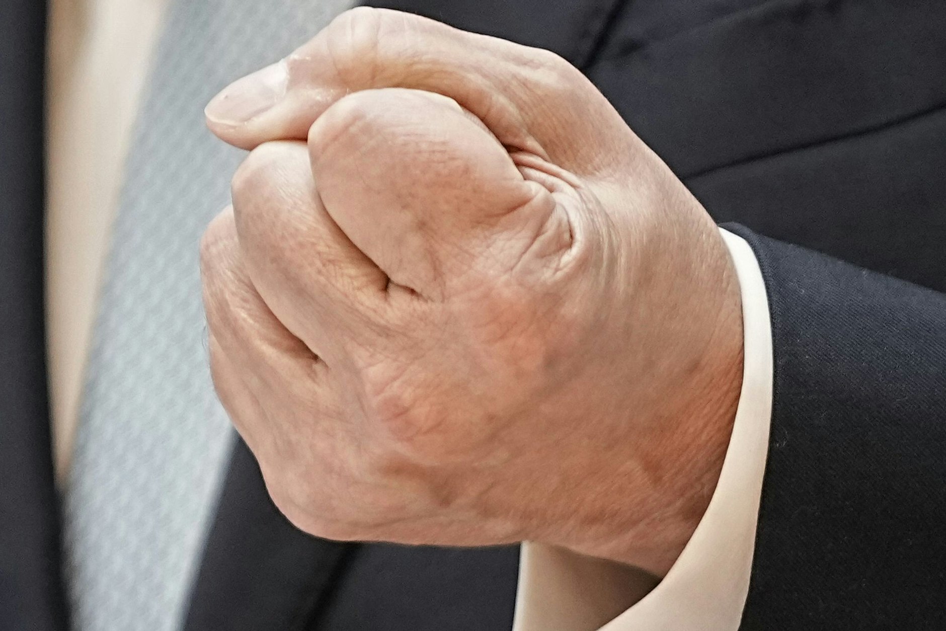 Die Hand, zur Faust geballt: So kennt man Laschet eher weniger.