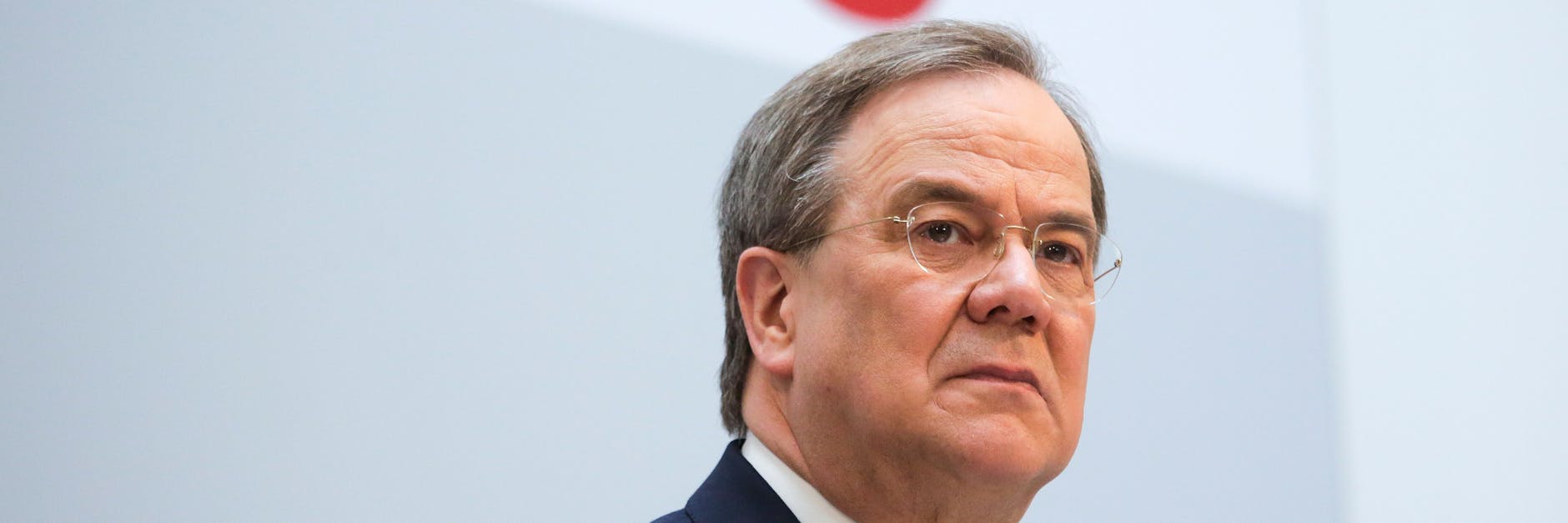 Eher ernst, obwohl sich die CDU-Führung gerade hinter ihn und seine Kanzlerkandidatur gestellt hat: Armin Laschet.