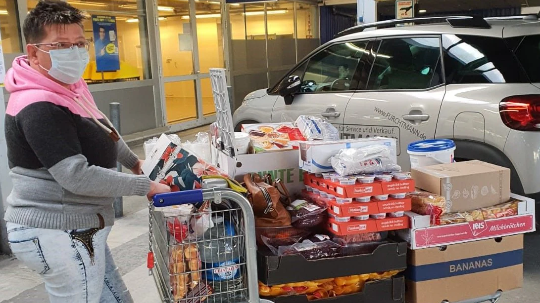 Großeinkauf für 80 Portionen: Michaela Trottner mit den Waren für die kommenden Tage.