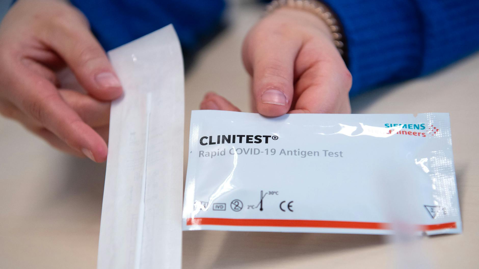 Corona-Test-Set: Unternehmen müssen nach dem Willen der Bundesregierung ihren Mitarbeitern einmal die Woche ein Testangebot machen.