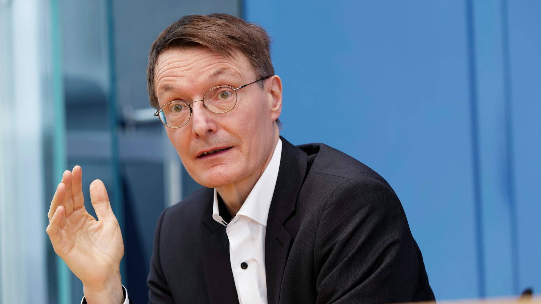 Karl Lauterbach ist auf Twitter die Aerosol-Forscher angegangen, die von der Bundesregierung wiederum eine mäßige Corona-Politik gefordert hatten.