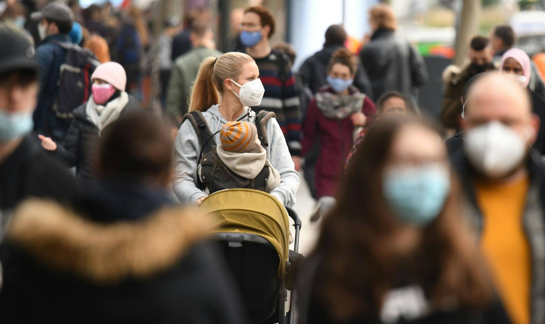 Fußgänger in der Berliner Innenstadt.