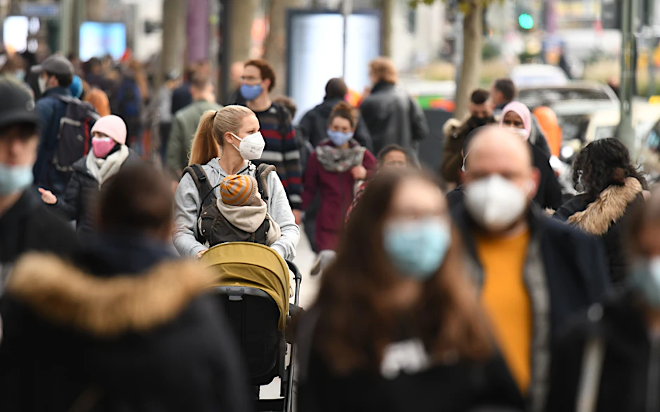 Fußgänger in der Berliner Innenstadt.