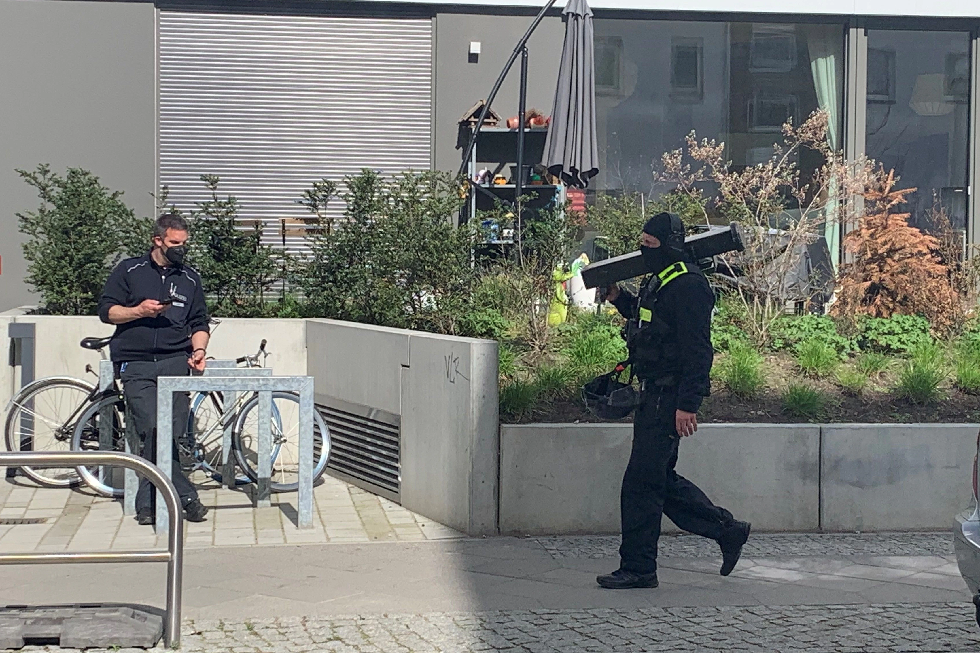 Ein Polizist spaziert nach dem Zugriff mit einer Ramme über den Gehweg an der&nbsp;Stallschreiberstraße.&nbsp;