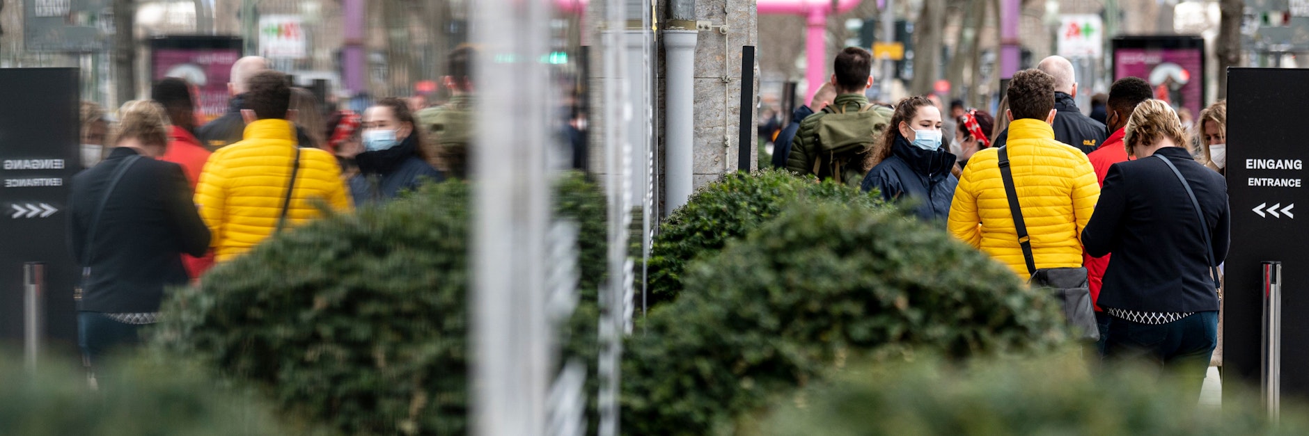 Eine kleine Schlange bildet sich vor dem Kaufhaus KaDeWe am Kudamm. Geimpfte brauchen dort zukünftig kein Corona-Testergebnis vorzeigen.
