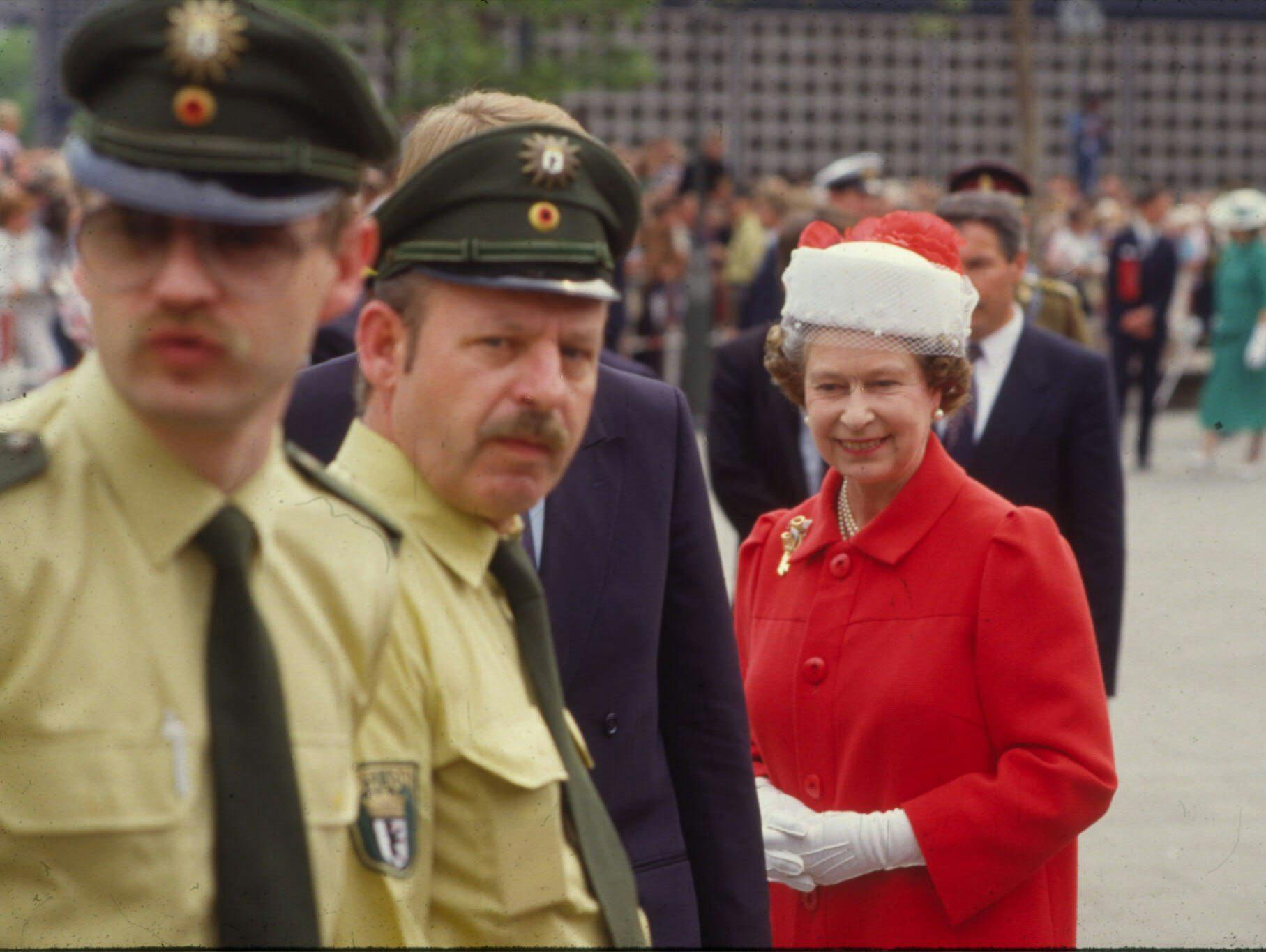 Die Stadt feiert 750. Geburtstag und die Queen kommt gratulieren: Elizabeth 1987 in Berlin.
