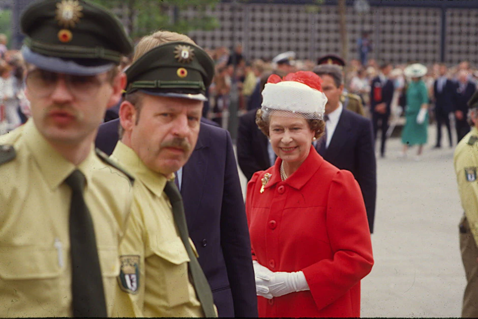 Die Stadt feiert 750. Geburtstag und die Queen kommt gratulieren: Elizabeth 1987 in Berlin.