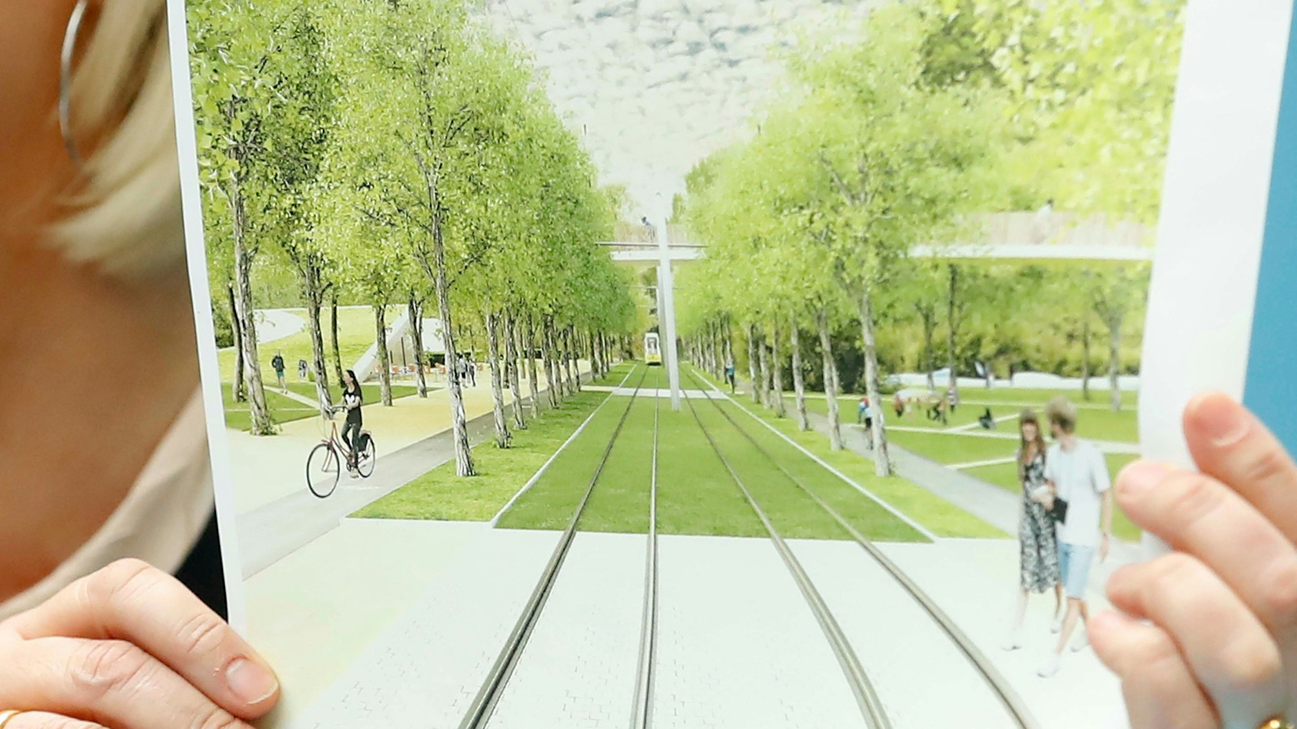 Begrünte Gleise, Alleebäume, ein Rad- und ein Gehweg: So soll die Straßenbahntrasse im Görlitzer Park in Kreuzberg aussehen. Regine Guenther (Grüne), Verkehrssenatorin, zeigt eine Simulation. Doch Anwohner sind skeptisch.