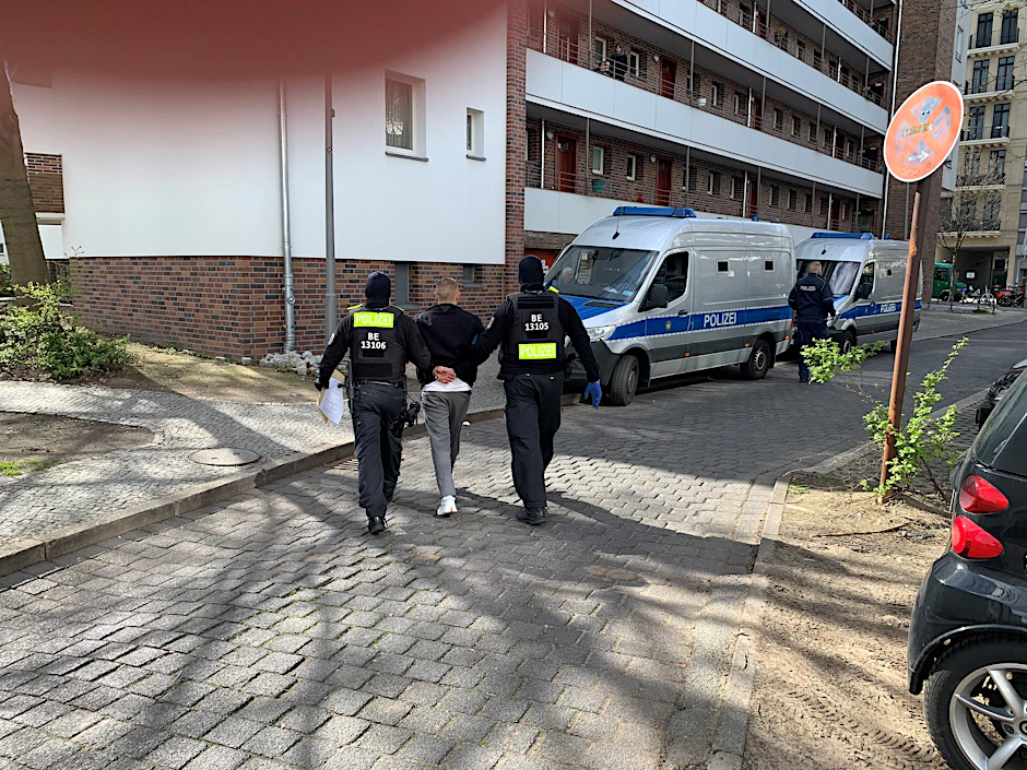 Polizisten führen an der&nbsp;Stallschreiberstraße in Mitte einen Verdächtigen ab.&nbsp;
