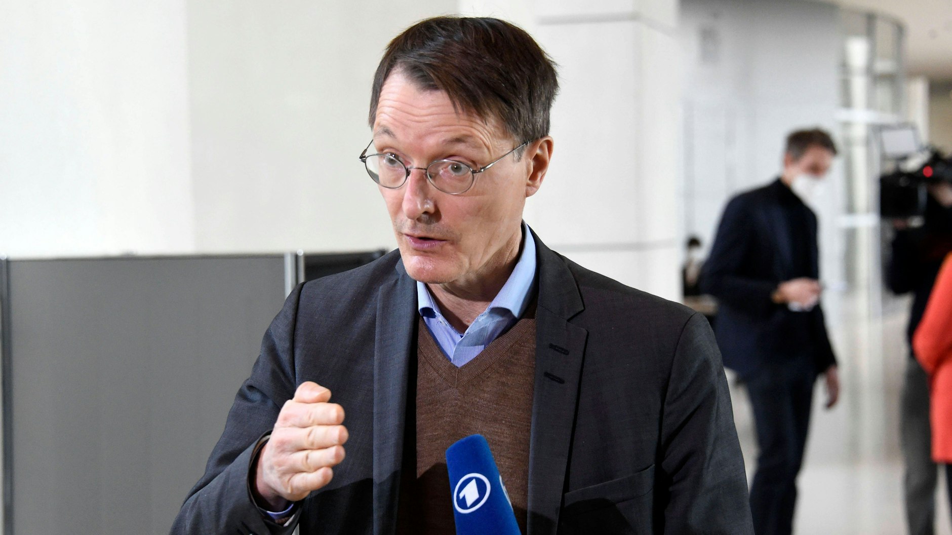 Bis das Infektionsschutzgesetz endgültig geändert ist, vergeht noch eine Woche. Gesundheitsexperte Karl Lauterbach (SPD) will so lange nicht warten. 